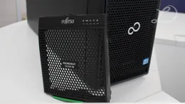 PRIMERGY TX150 S8のディスクスロット